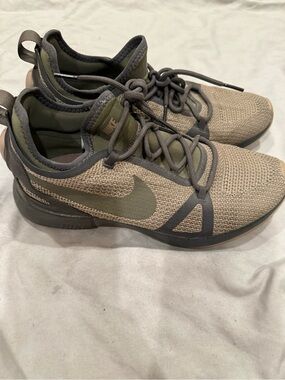 Nike Men’s Olive Green Lightweight Training Shoes
